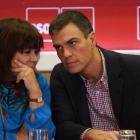 Pedro Sánchez conversa con la presidenta del PSOE, Cristina Narbona, el lunes en la sede del partido.