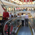 El centro comercial El Rosal, en el barrio de La Rosaleda de Ponferrada, cumple cinco años desde su apertura.