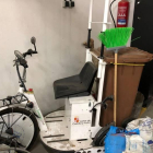 El triciclo eléctrico está guardado en un almacén.