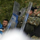 La policía macedonia lanza gases lacrimógenos contra los inmigrantes causando graves heridas en sus cuerpos.