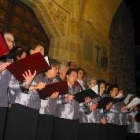 La coral del milenario durante una de sus actuaciones en La Bañeza