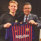 De Jong, que se incorporará al equipo este verano, posa junto a Bartomeu con la camiseta del Barça. EFE