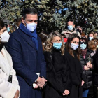 El presidente del Gobierno, ayer, junto a varios ministros en el funeral de Almudena Grandes. FERNANDO VILLAR