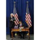 Obama, junto a Joe Biden, firma el plan de estímulo económico