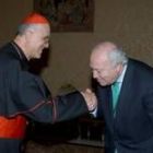 Moratinos saluda al secretario de Estado del Vaticano, Tarcisio Bertone