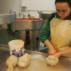 Una mujer extranjera recibe formación en un curso de carnicería en el Ildefe