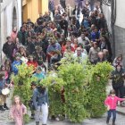Un grupo de mayos ayer al pasar por la calle del Agua.