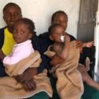 Dos bebés llegados a Canarias en cayuco descansan con sus madres