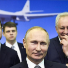 Vladimir Putin se dirige a los empleados en su visita a la planta que fabrica el nuevo avión TU-160, en Kazan.
