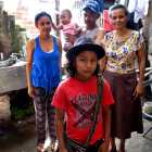 Diego, con su familia indígena colombiana de la tribu de los Arhuaco, se prepara para ser un músico deleyenda. MARTÍN GARCÍA