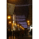 Aspecto que presentaba la iluminación de la calle Ancha ayer en León.