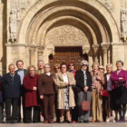 Los abuelos del Peñacorada, ante la Colegiata de San Isidoro en la capital leonesa