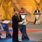 Momento del debate organizado por la BBC, con Boris Johnson interviniendo y Sadiq Khan (arriba, segundo por la derecha) escuchando con atención, en Londres, este martes.