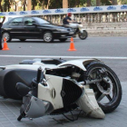 Una moto accidentada cerca de la plaza de Tetuan.
