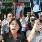 Activistas pro democráticos birmanos se manifiestan tras conocer el veredicto.