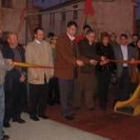 Las autoridades y vecinos de San Román, durante la inauguración del parque infantil