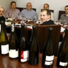 Participantes en la cata organizada por la bodega Viña Albares, ayer, en «La Cava de Santa Clara»