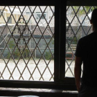 Un joven en el centro de menores Sant Jordi de Mataró.