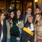 Alberto Núñez Feijóo con un grupo de asistentes a una despedida de soltera. RAQUEL MANZANARES
