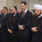 Bachar Al Asad, el cuarto a la izquierda, mientras reza en una mezquita de la capital.