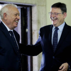 El ministro de Asuntos Exteriores, José Manuel García Margallo (i), y el presidente de la Comunidad Valenciana, Ximo Puig (d), durante la toma de posesión de Juan Carlos Moragues como nuevo delegado del Gobierno.