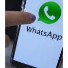 Un teléfono con dispositivo de whatsapp.