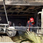 Los bomberos de Alicante y agentes de la Policía Judicial inspeccionan el apartamento siniestrado