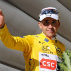 Sastre celebra su mítica victoria en L’Alpe-D’Huez durante el Tour del 2008.