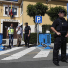 El detenido sale del juzgado con la cara tapada y esposado tras prestar declaración durante casi tres horas. JESÚS F. SALVADORES