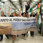 Varias personas saludan a la llegada ayer de la delegación del movimiento pro-saharaui.