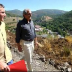Dos trabajadores acondicionan el nuevo sustrato de la escombrera