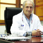 Adolfo Vélez, en la consulta de HM Hospitales La Regla. RAMIRO