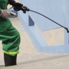 Un trabajador haciendo labores de fumigación