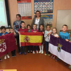 La profesora coyantina, Rosario Marcos, posa junto a sus alumnos en el colegio de Letonia. DL