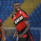 Vinicius Junior celebra un gol durante un partido con el Flamengo sub-20.