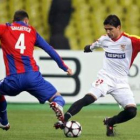 Sergei Ignashevich, a la izquierda, lucha por el balón con el sevillista Renato.