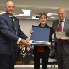 Victoria Ortega, entre el presidente de la Abogacía de Castilla y León y el decano de Palencia. DL