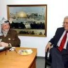 El lider de la Autoridad Palestina, Yaser Arafat, junto a Mahmoud Abbas