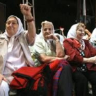 Algunas de las Madres de plaza de Mayo, encabezadas por Hebe de Bonafini, a la izquierda