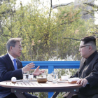 Kim Jong Un, derecha, con Moon Jae-in, durante el encuentro en la frontera entre las dos coreas.