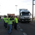 Un grupo de camioneros invita a detenerse a un camión que cruza la travesía de la N-VI en La Bañeza