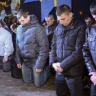 Policías antidisturbios, de rodillas, piden perdón a los ucranianos, anoche en Lvov.
