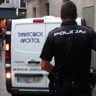 Un agente de la Policía Nacional en el lugar en el que un hombre ha sido detenido por la muerte de su mujer.  /