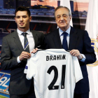 Brahim Díaz posa con la camiseta del Madrid junto a Florentino Pérez.