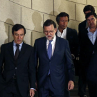 l presidente del Gobierno en funciones, Mariano Rajoy , junto a los populares, Rafael Hernando , Carlos Floriano , José Antonio Bermúdez de Castro  y Jorge Moragas.