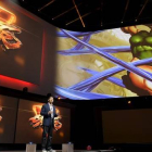 Asad Qizilbash, directivo de Sony, presenta 'Street Fighter V' en la feria E3 de Los Angeles.