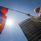 Una persona hace ondear una bandera venezolana