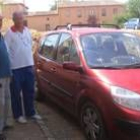 El alcalde de Fuentes, Victorino Blanco y el concejal Daniel de Campo, junto a un coche afectado