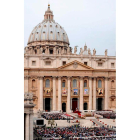 Bajo la Basílica de San Pedro del Vaticano existe una necrópolis poco conocida por los turistas a través de la que se llega a la tumba de San Pedro que ofrece una visita inolvidable.