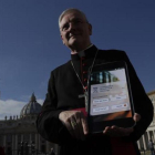 El arzobispo Leo Cushley sostiene un cartel de la futura Catholic App, en la plaza de San Pedro del Vaticano, el 22 de noviembre.